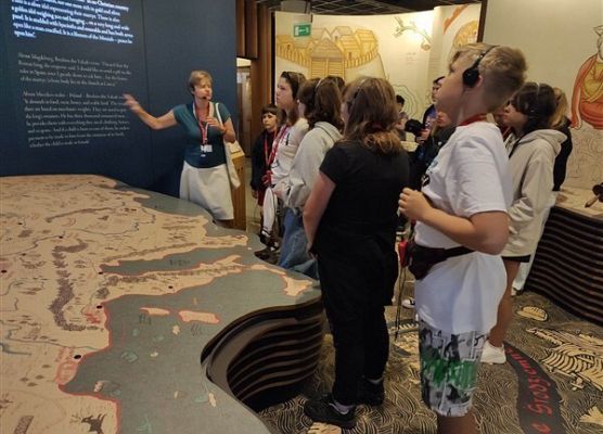 Grafika 16: Wyjazd kl. VIIa i VIa oraz grupy uczniów z Ukrainy do Warszawy – realizacja II edycji projektu „Razem odkrywamy żydowską historię i kulturę”