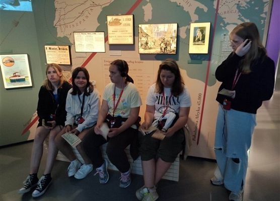 Grafika 17: Wyjazd kl. VIIa i VIa oraz grupy uczniów z Ukrainy do Warszawy – realizacja II edycji projektu „Razem odkrywamy żydowską historię i kulturę”