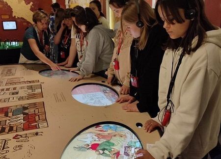 Grafika 37: Wyjazd kl. VIIa i VIa oraz grupy uczniów z Ukrainy do Warszawy – realizacja II edycji projektu „Razem odkrywamy żydowską historię i kulturę”