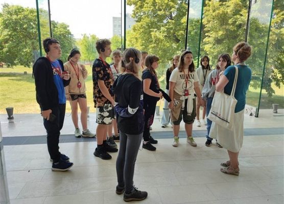 Grafika 22: Wyjazd kl. VIIa i VIa oraz grupy uczniów z Ukrainy do Warszawy – realizacja II edycji projektu „Razem odkrywamy żydowską historię i kulturę”