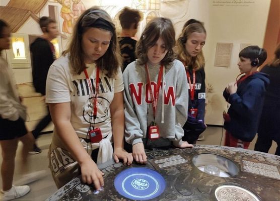 Grafika 23: Wyjazd kl. VIIa i VIa oraz grupy uczniów z Ukrainy do Warszawy – realizacja II edycji projektu „Razem odkrywamy żydowską historię i kulturę”