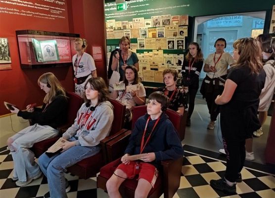 Grafika 24: Wyjazd kl. VIIa i VIa oraz grupy uczniów z Ukrainy do Warszawy – realizacja II edycji projektu „Razem odkrywamy żydowską historię i kulturę”