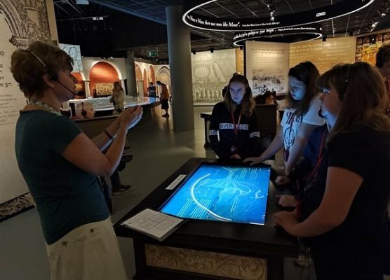 Grafika 25: Wyjazd kl. VIIa i VIa oraz grupy uczniów z Ukrainy do Warszawy – realizacja II edycji projektu „Razem odkrywamy żydowską historię i kulturę”