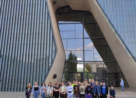 Grafika 39: Wyjazd kl. VIIa i VIa oraz grupy uczniów z Ukrainy do Warszawy – realizacja II edycji projektu „Razem odkrywamy żydowską historię i kulturę”