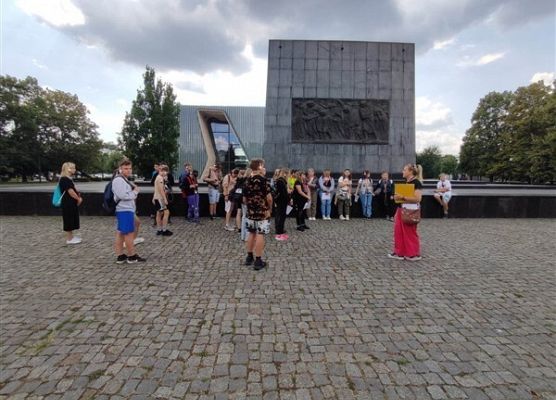 Grafika 27: Wyjazd kl. VIIa i VIa oraz grupy uczniów z Ukrainy do Warszawy – realizacja II edycji projektu „Razem odkrywamy żydowską historię i kulturę”