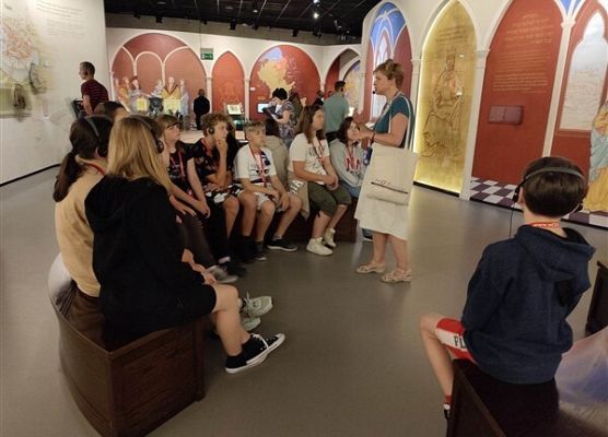 Grafika 41: Wyjazd kl. VIIa i VIa oraz grupy uczniów z Ukrainy do Warszawy – realizacja II edycji projektu „Razem odkrywamy żydowską historię i kulturę”
