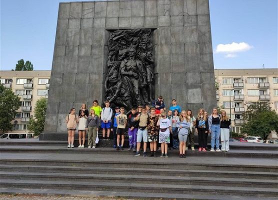Grafika 28: Wyjazd kl. VIIa i VIa oraz grupy uczniów z Ukrainy do Warszawy – realizacja II edycji projektu „Razem odkrywamy żydowską historię i kulturę”