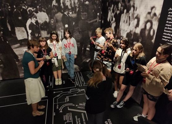 Grafika 29: Wyjazd kl. VIIa i VIa oraz grupy uczniów z Ukrainy do Warszawy – realizacja II edycji projektu „Razem odkrywamy żydowską historię i kulturę”