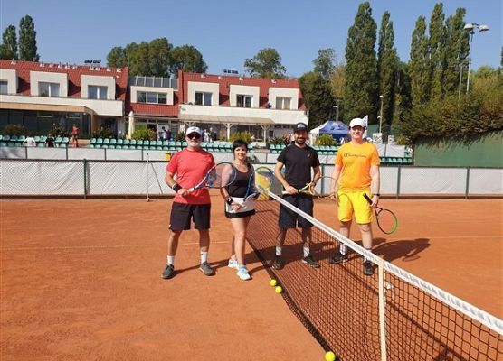 Grafika 2: Tenisiści z Wicka zaprezentowali swoje umiejętności w ogólnopolskich rozgrywkach na kortach „Warszawianki”