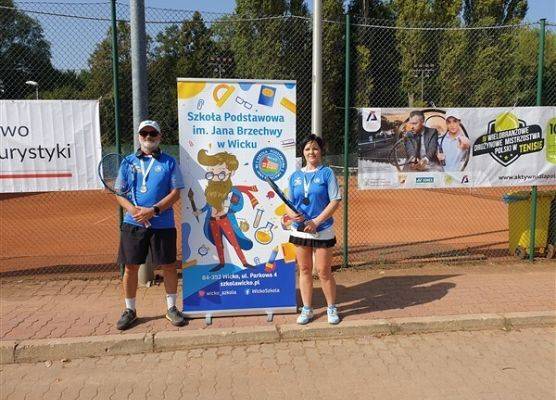 Grafika 4: Tenisiści z Wicka zaprezentowali swoje umiejętności w ogólnopolskich rozgrywkach na kortach „Warszawianki”