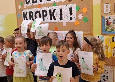 Grafika 3: Międzynarodowy Dzień Kropki w szkole w Wicku