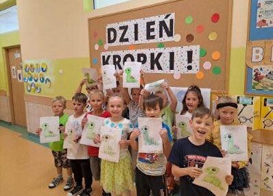 Grafika 9: Międzynarodowy Dzień Kropki w szkole w Wicku