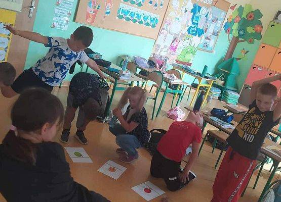 Grafika 5: Fotorelacja z obchodów Międzynarodowego Dnia Kropki w szkole w Wicku