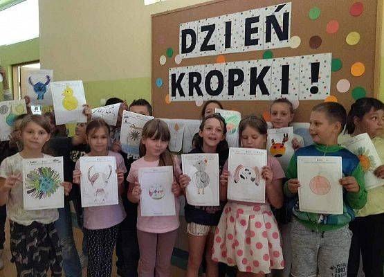Grafika 33: Fotorelacja z obchodów Międzynarodowego Dnia Kropki w szkole w Wicku