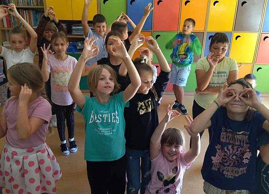 Grafika 42: Fotorelacja z obchodów Międzynarodowego Dnia Kropki w szkole w Wicku