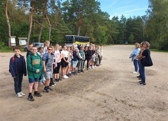 Grafika 1: Klasy piąte uczestniczyły w zajęciach przyrodniczych w Słowińskim Parku Narodowym w Czołpinie