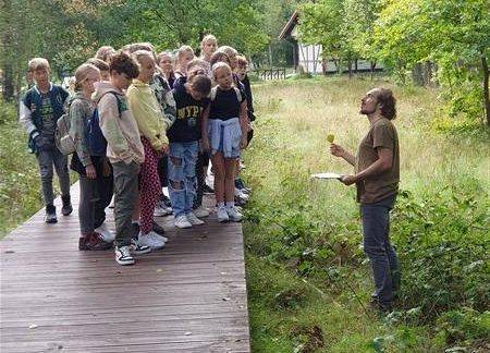 Grafika 2: Klasy piąte uczestniczyły w zajęciach przyrodniczych w Słowińskim Parku Narodowym w Czołpinie