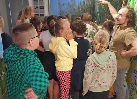 Grafika 7: Klasy piąte uczestniczyły w zajęciach przyrodniczych w Słowińskim Parku Narodowym w Czołpinie