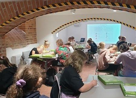 Grafika 11: Klasy piąte uczestniczyły w zajęciach przyrodniczych w Słowińskim Parku Narodowym w Czołpinie