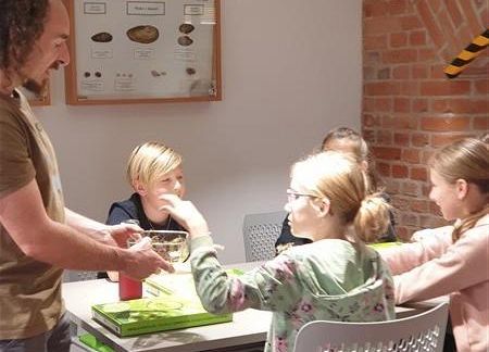 Grafika 14: Klasy piąte uczestniczyły w zajęciach przyrodniczych w Słowińskim Parku Narodowym w Czołpinie