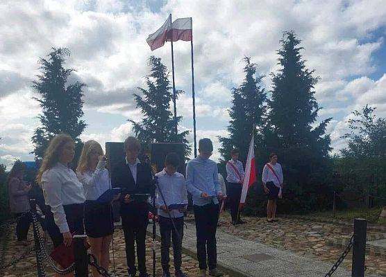 Grafika 2: Uczniowie SP Wicko oddali hołd  ofiarom Marszu Śmierci