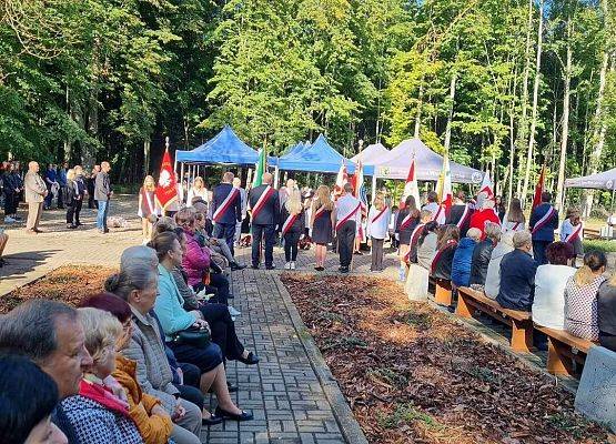 Grafika 7: Uczniowie SP Wicko oddali hołd  ofiarom Marszu Śmierci