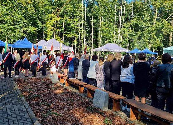 Grafika 10: Uczniowie SP Wicko oddali hołd  ofiarom Marszu Śmierci