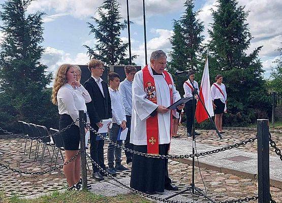 Grafika 13: Uczniowie SP Wicko oddali hołd  ofiarom Marszu Śmierci