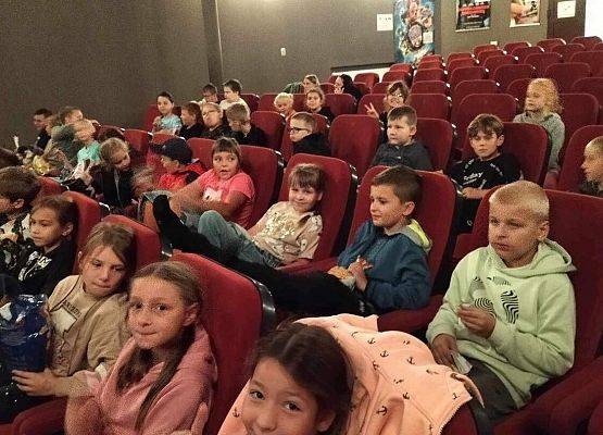Grafika 3: W kinie "Fregata" w Lęborku uczniowie kl. I-IV SP Wicko obejrzeli film „O psie, który jeździł koleją”
