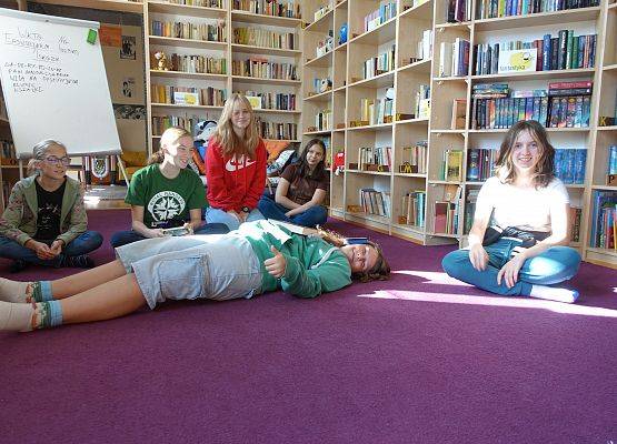 Grafika 2: Dyskusyjny Klub Książki w Bibliotece Szkolnej w Wicku wznowił swoją działalność po wakacjach