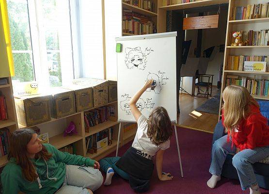 Grafika 3: Dyskusyjny Klub Książki w Bibliotece Szkolnej w Wicku wznowił swoją działalność po wakacjach
