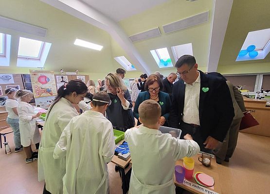 Grafika 8: Uroczyste otwarcie „Ekopracowni” przyrodniczej OZE w SP Wicko