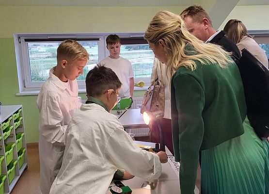 Grafika 9: Uroczyste otwarcie „Ekopracowni” przyrodniczej OZE w SP Wicko