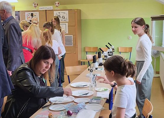 Grafika 10: Uroczyste otwarcie „Ekopracowni” przyrodniczej OZE w SP Wicko