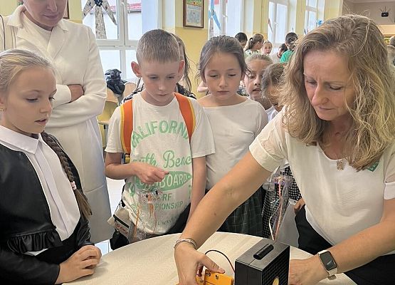 Grafika 11: Uroczyste otwarcie „Ekopracowni” przyrodniczej OZE w SP Wicko