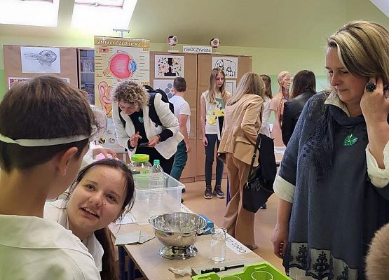 Grafika 21: Uroczyste otwarcie „Ekopracowni” przyrodniczej OZE w SP Wicko