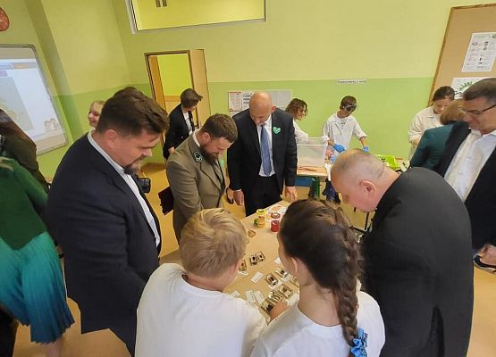 Grafika 30: Uroczyste otwarcie „Ekopracowni” przyrodniczej OZE w SP Wicko