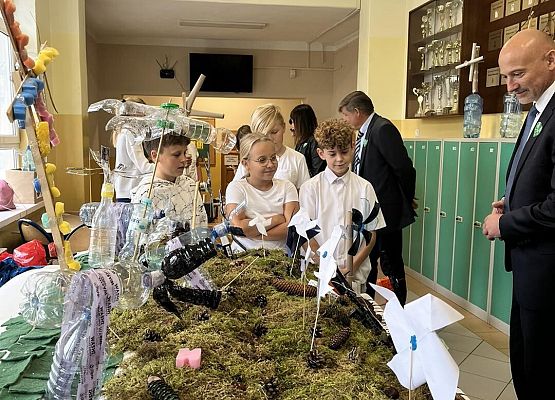 Grafika 35: Uroczyste otwarcie „Ekopracowni” przyrodniczej OZE w SP Wicko