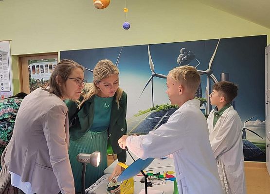 Grafika 40: Uroczyste otwarcie „Ekopracowni” przyrodniczej OZE w SP Wicko