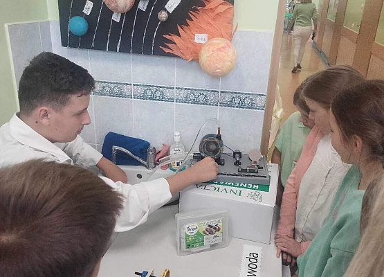 Grafika 46: Uroczyste otwarcie „Ekopracowni” przyrodniczej OZE w SP Wicko