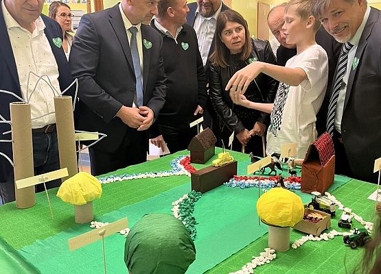 Grafika 54: Uroczyste otwarcie „Ekopracowni” przyrodniczej OZE w SP Wicko