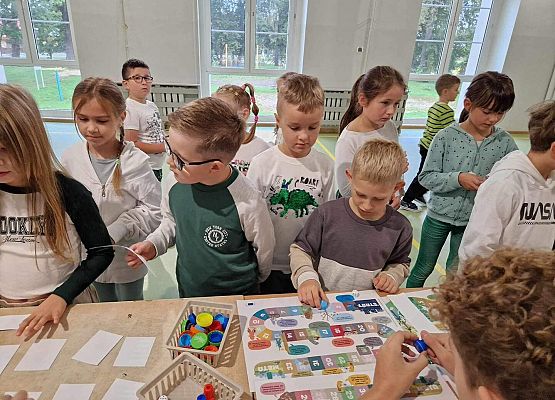 Grafika 80: Uroczyste otwarcie „Ekopracowni” przyrodniczej OZE w SP Wicko