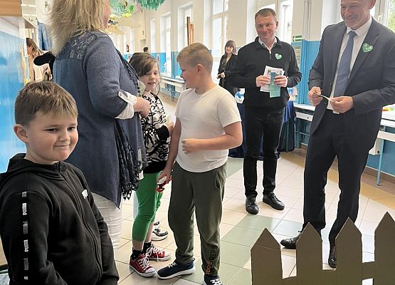 Grafika 98: Uroczyste otwarcie „Ekopracowni” przyrodniczej OZE w SP Wicko