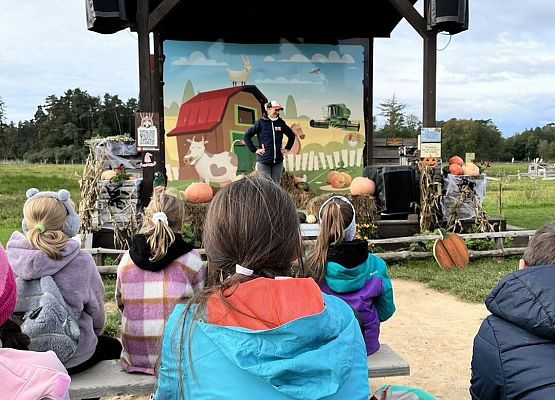 Grafika 6: Piesza wycieczka klas czwartych do Farmy Alexa