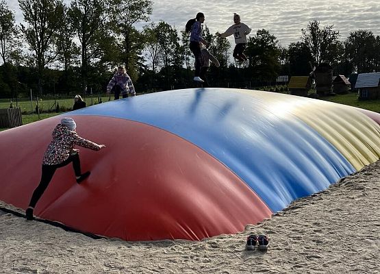 Grafika 15: Piesza wycieczka klas czwartych do Farmy Alexa