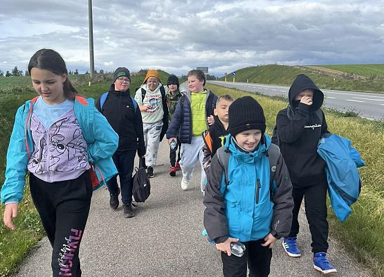 Grafika 33: Piesza wycieczka klas czwartych do Farmy Alexa