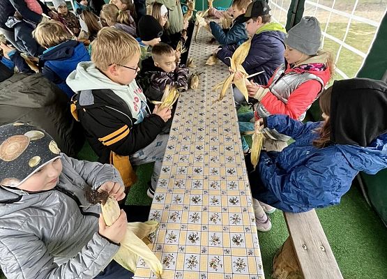 Grafika 36: Piesza wycieczka klas czwartych do Farmy Alexa