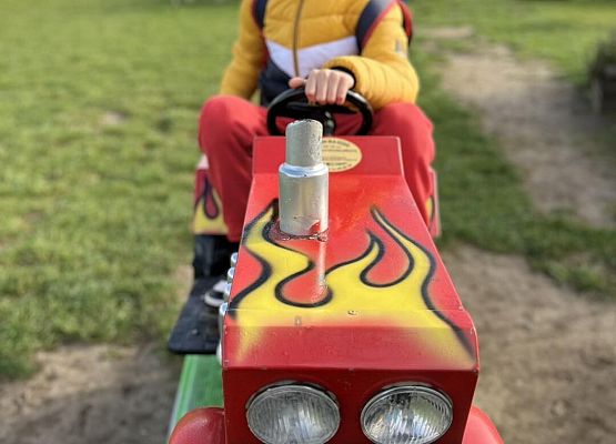 Grafika 40: Piesza wycieczka klas czwartych do Farmy Alexa