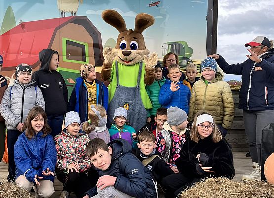 Grafika 48: Piesza wycieczka klas czwartych do Farmy Alexa