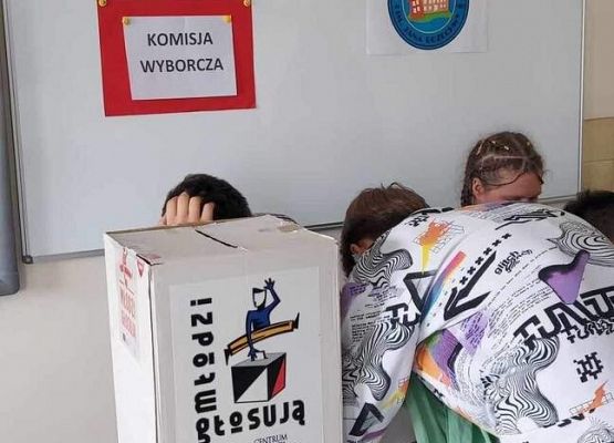 Grafika 2: Klasa VIIIA  SP Wicko zaangażowała się w program edukacyjny Centrum Edukacji Obywatelskiej  "Młodzi głosują"